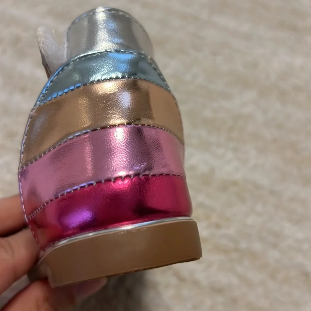 NWT Baby Girls Adorable rainbow foiled Tahari sandals